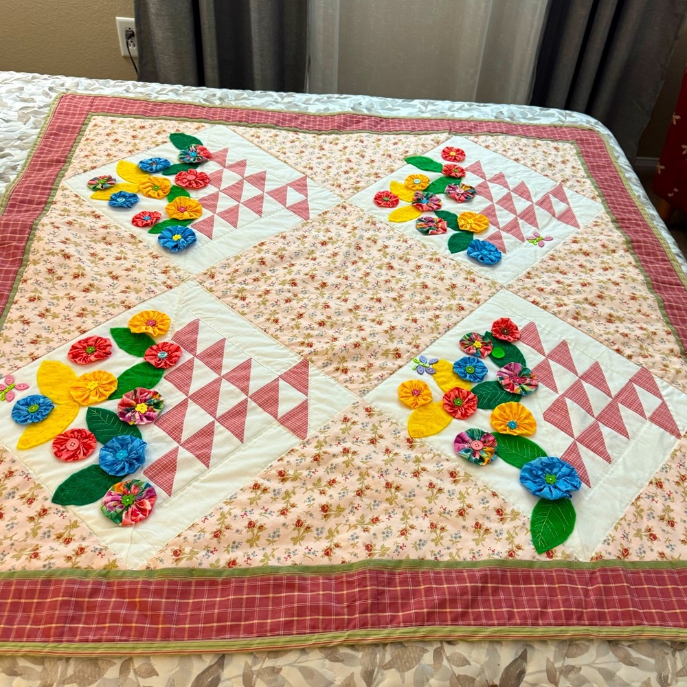 Dimensional Appliqué Quilt - Floral